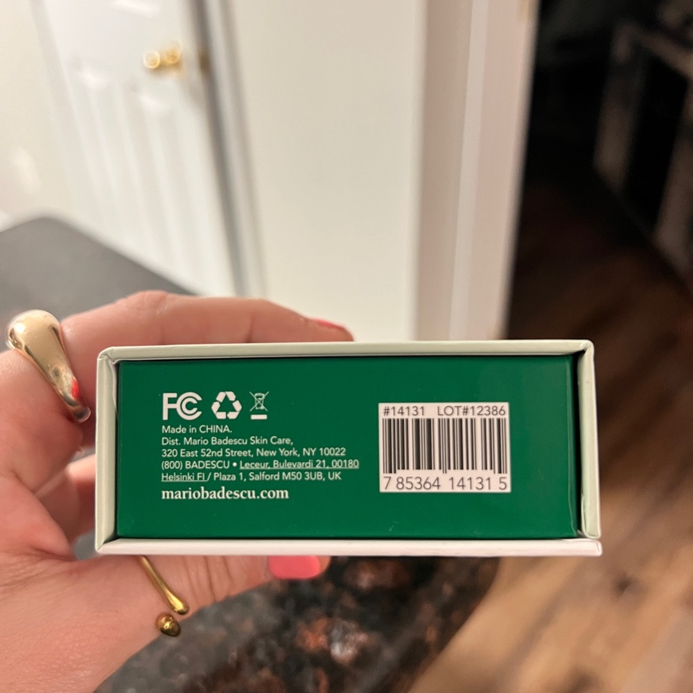 Mario Badescu Lift & Firm Eye Wand – Mint Green and White - Picture 6 of 7